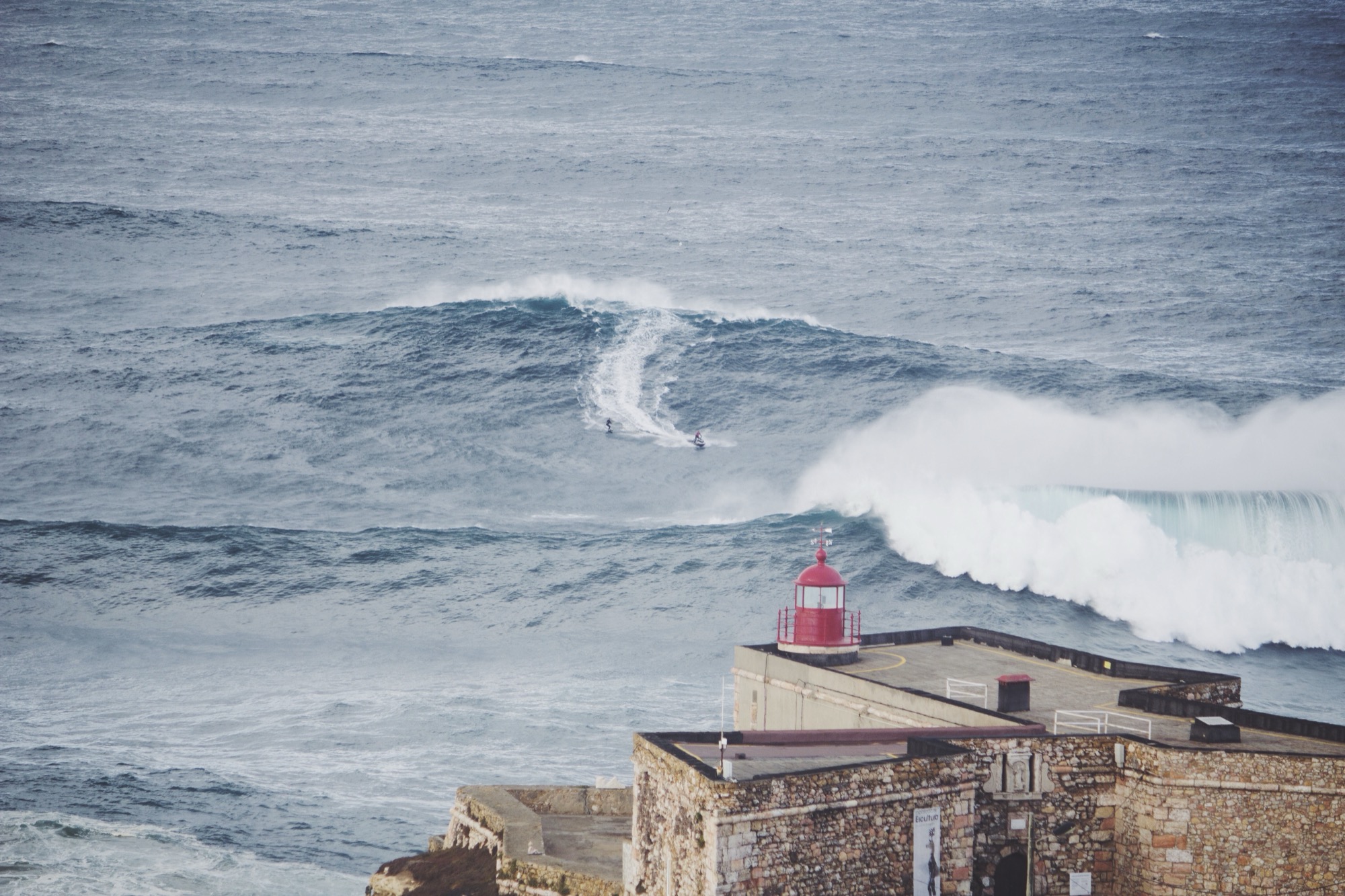 Farol da Nazaré com onda grande, Praia do Norte