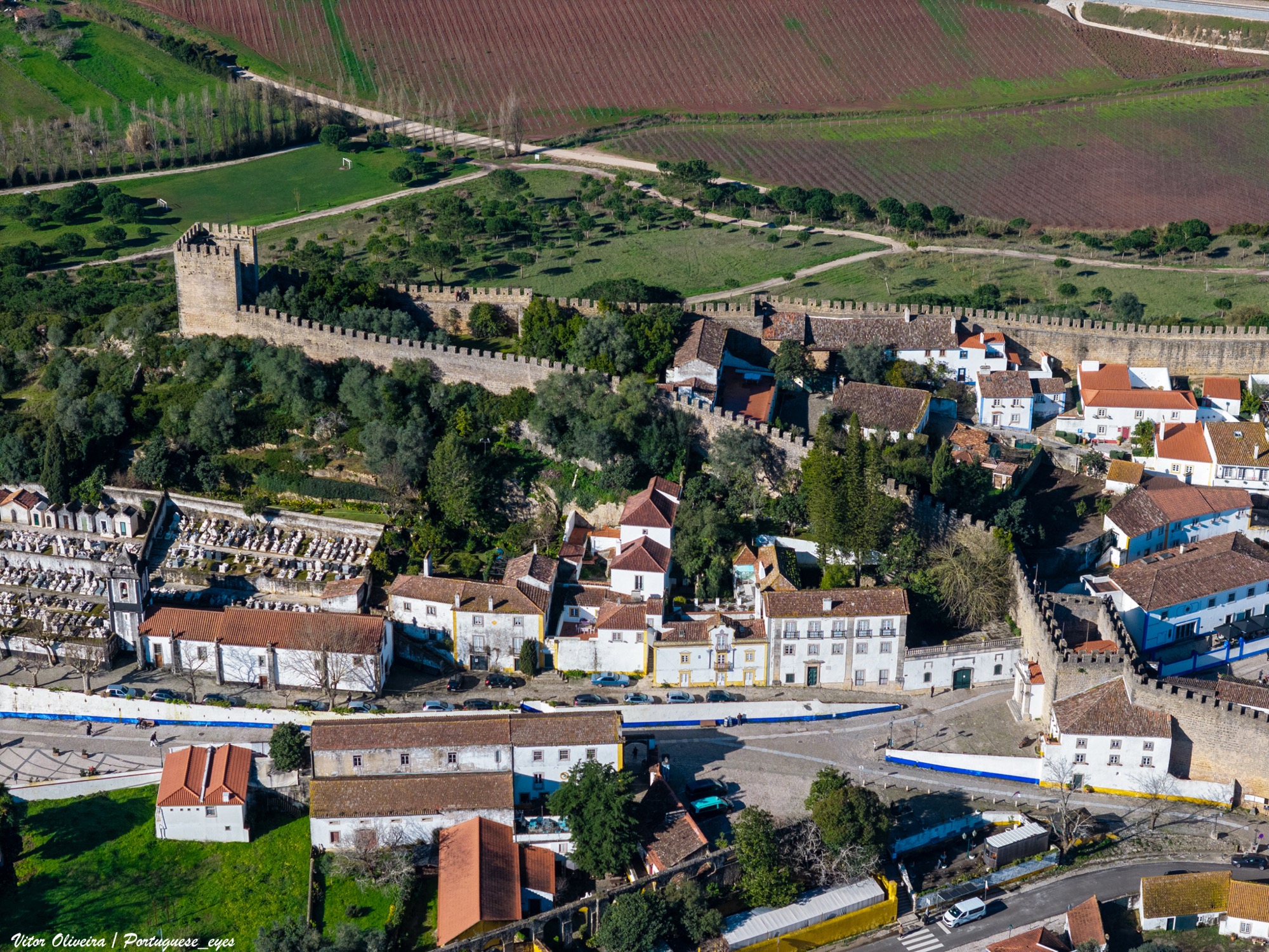 Vista aérea da vila amuralhada de Óbidos