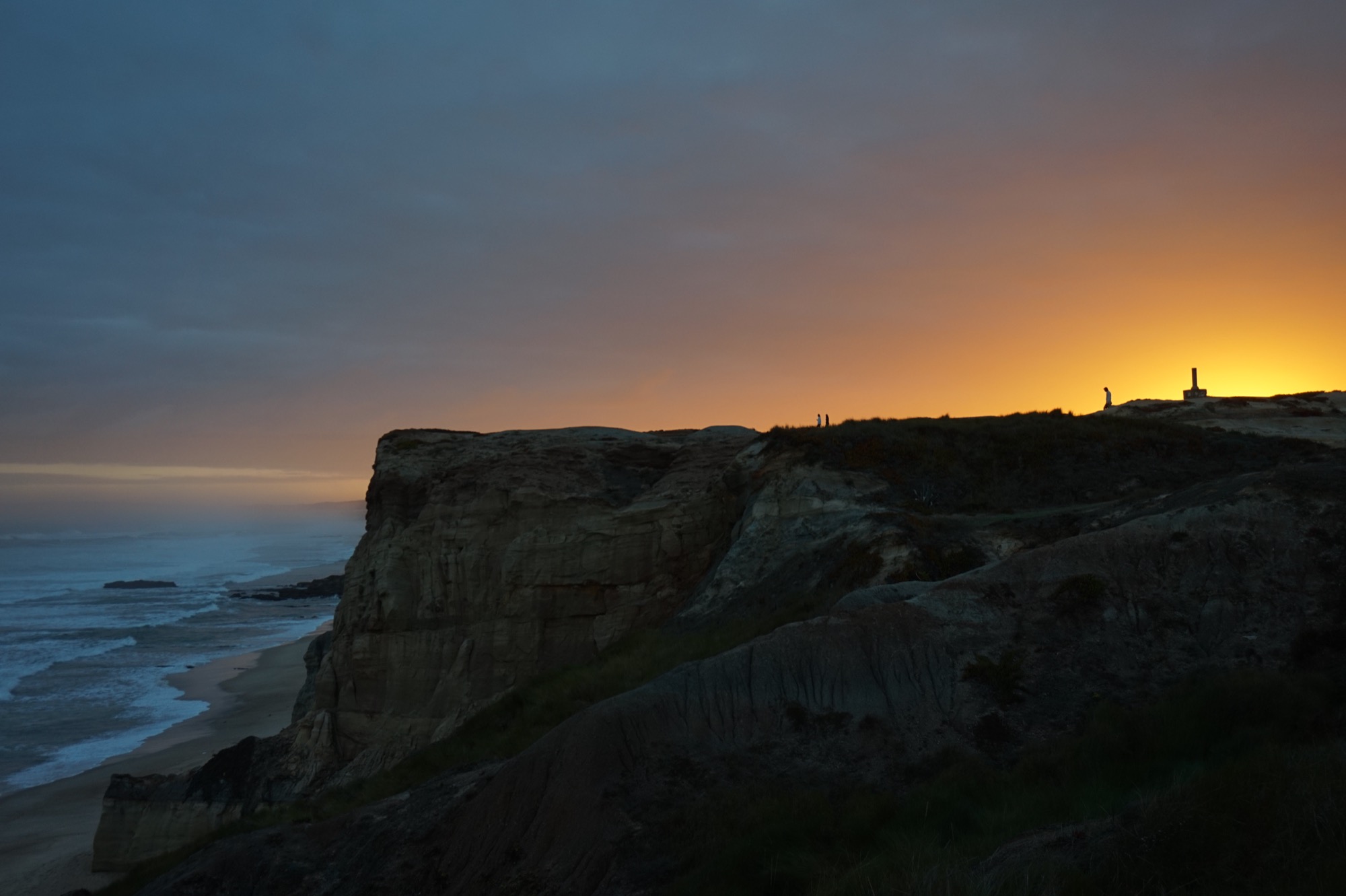 Falésia de Peniche ao pôr-do-sol, onde decorrem eventos na Costa Oeste  
