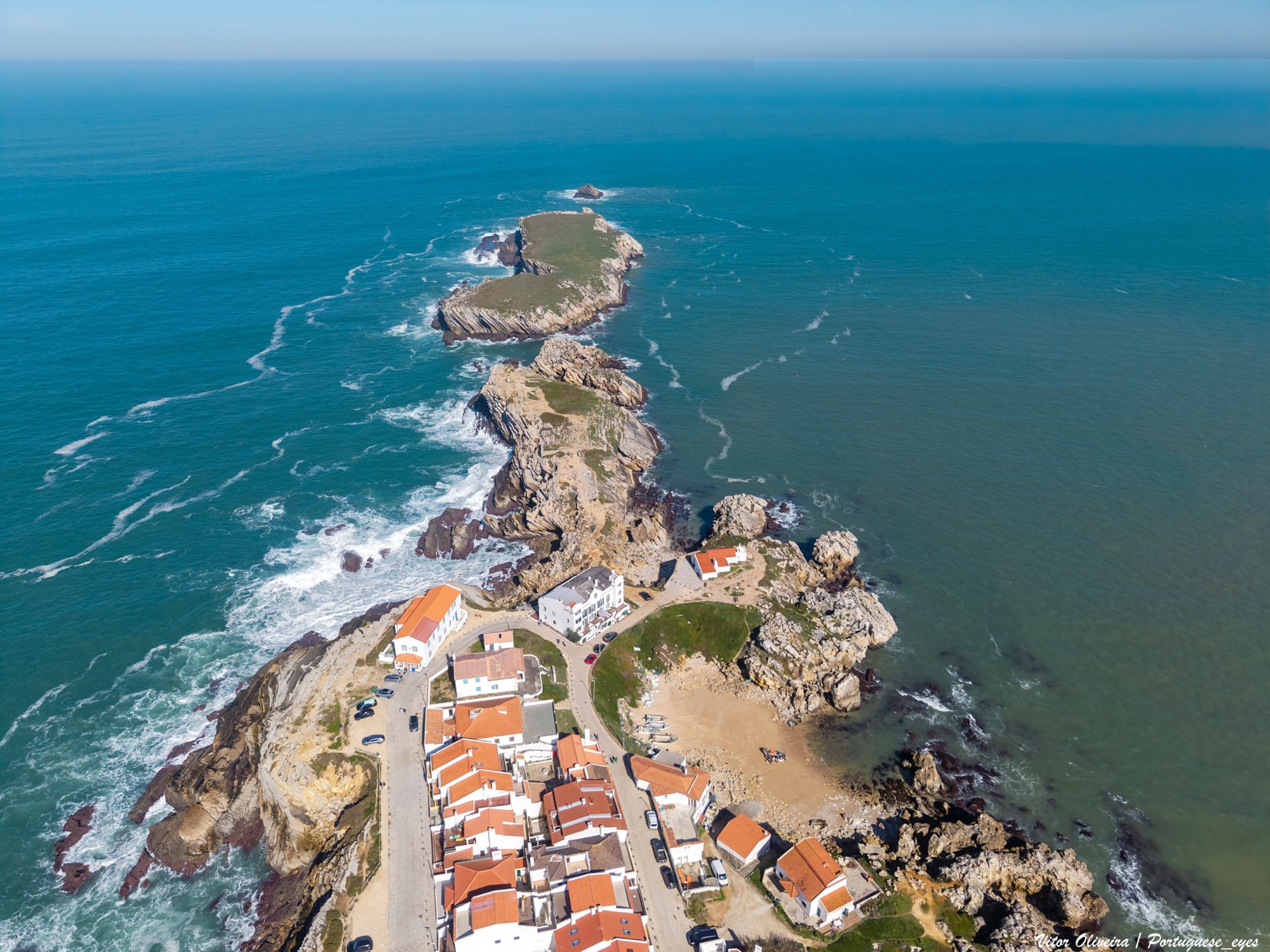 Vista aérea do Baleal, Peniche, na costa da rádio online do Oeste de Portugal