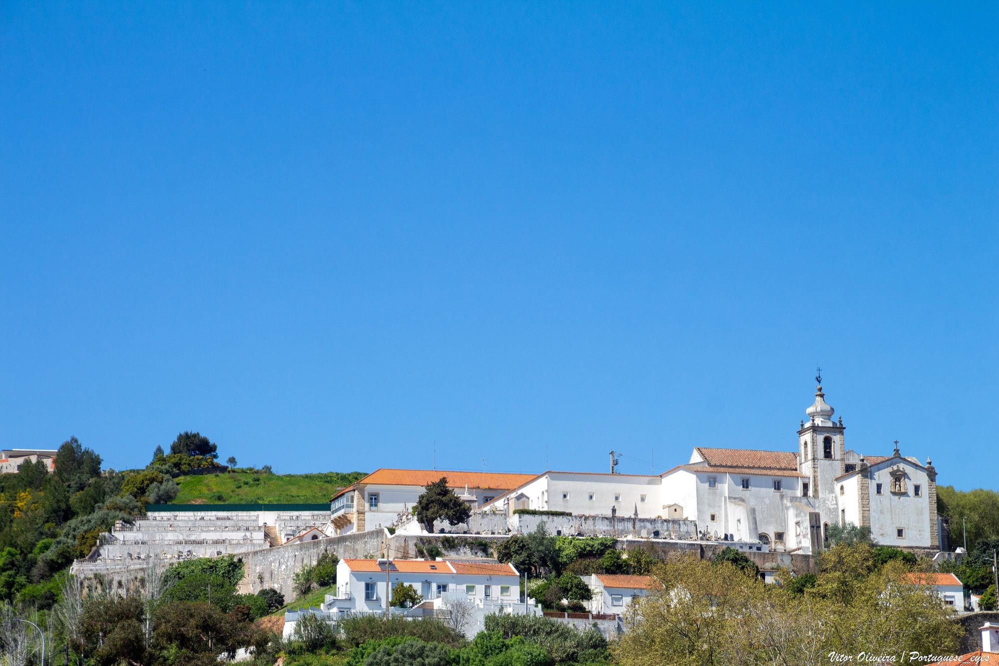 Vista da vila de Alenquer, rodeada de vinhas